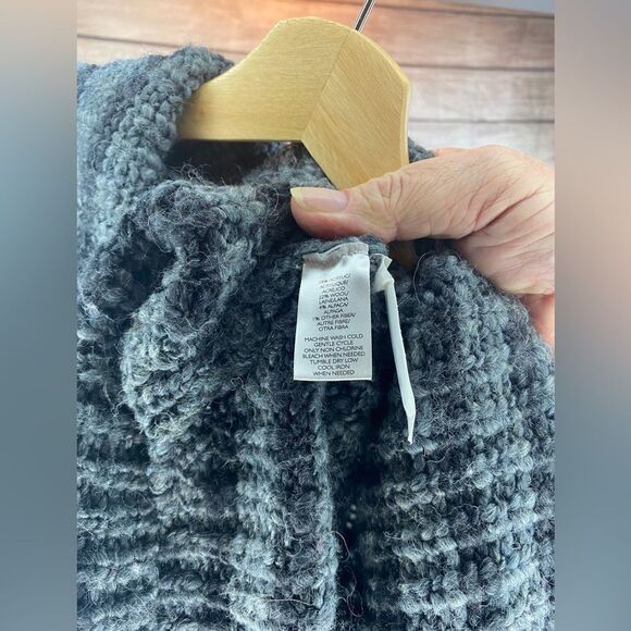 Ladies size medium sweater by Lou and Grey - Picture 8 of 8